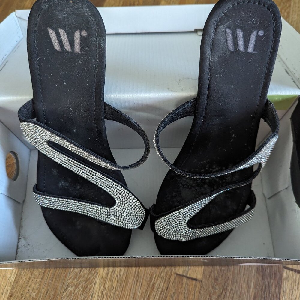 JM Women's Size 10 Bling Rhinestone Zig Zag Flat Sandals Black and Silver
